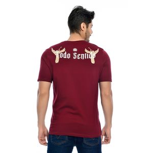 Camiseta Masculina Manga Curta Gola Redonda Estampada Frente e Verso Todo Sentido Bordô